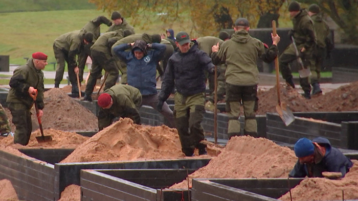 В память о погибших в годы Великой Отечественной. В Хатынь приехали волонтёры из России и Латвии