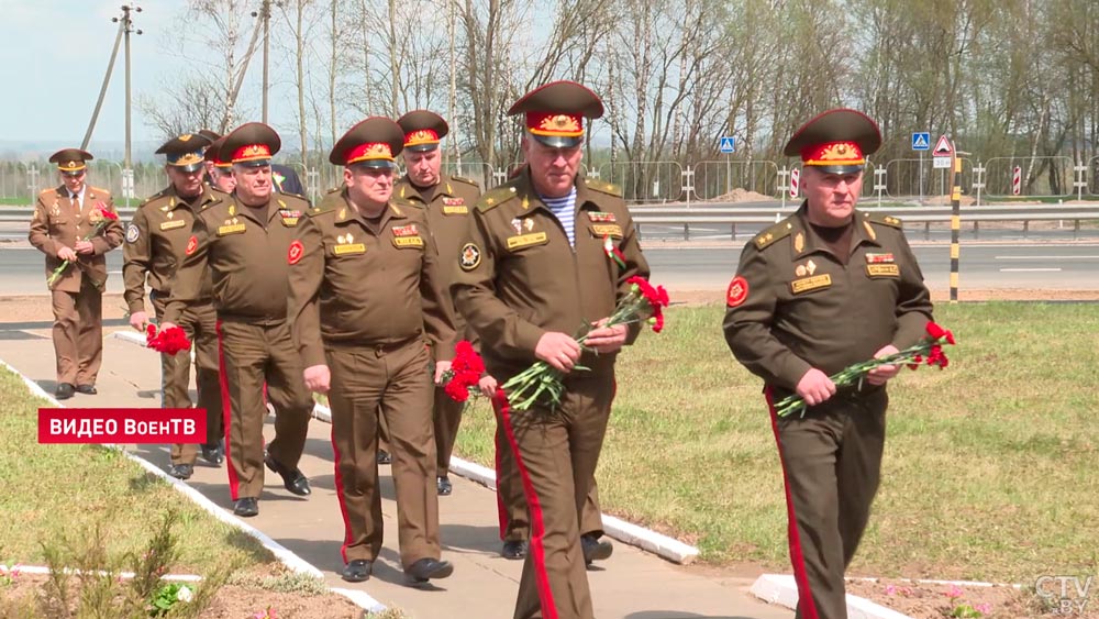 «Помог добыть нашей Беларуси мир». В Воложинском районе прошла церемония в честь воинов Великой Отечественной-13