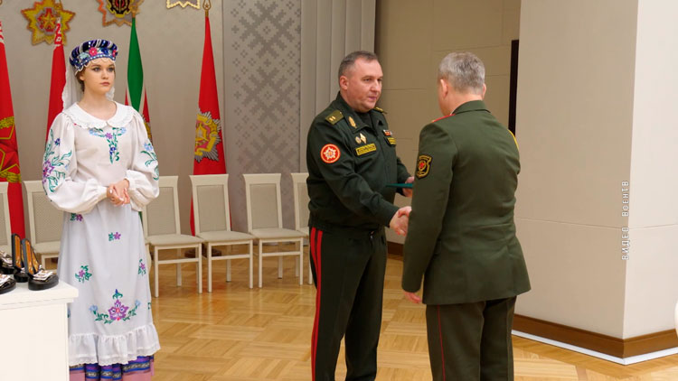Хренин вручил военнослужащим госнаграды и погоны полковника