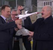 Президенту на стеклозаводе «Неман» подарили хрустального аиста