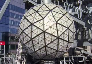 На Times Square в Нью-Йорке установили огромный хрустальный шар. В диаметре он больше 3 метров