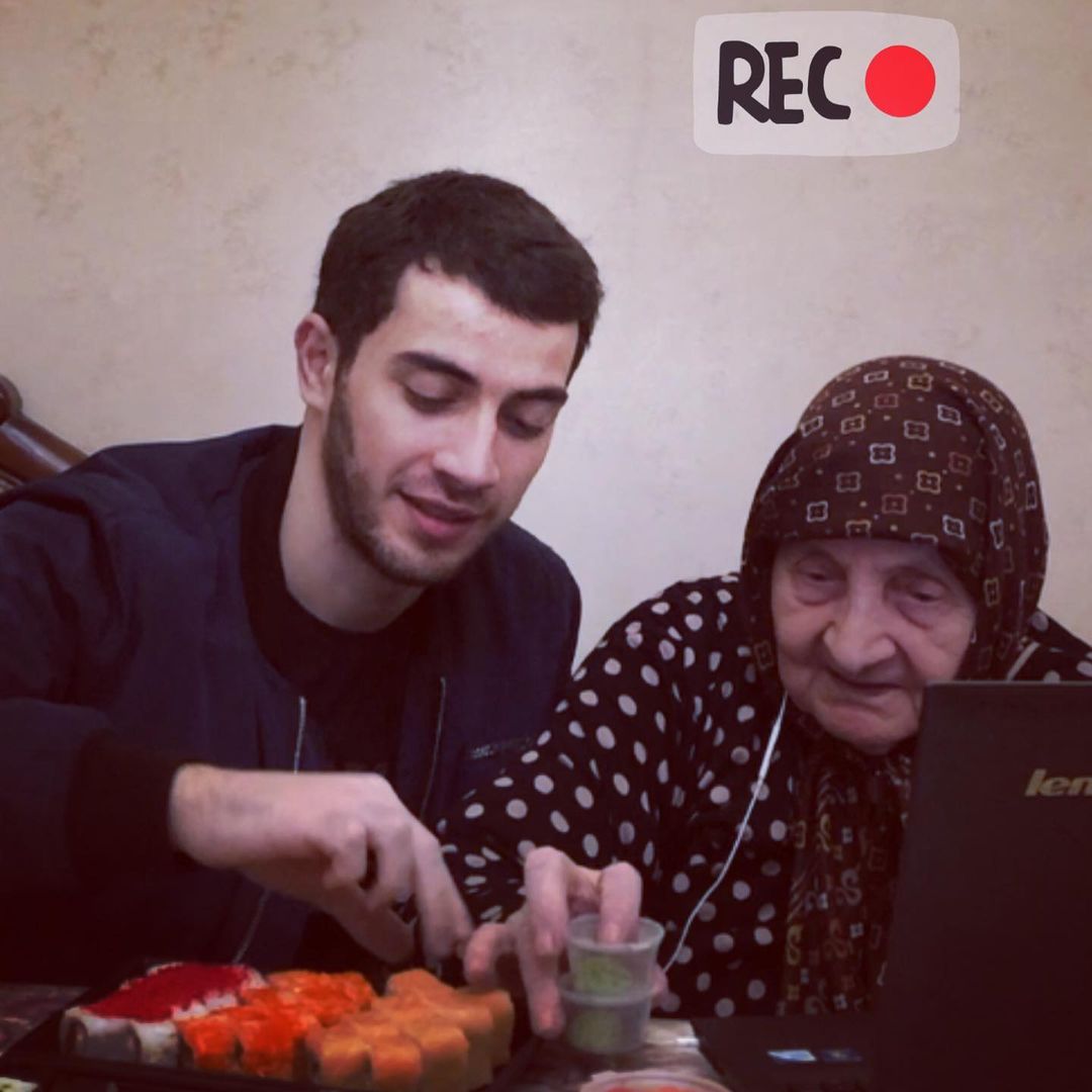 И блины печёт, и новые тренды повторяет. Как бабушка в 90 лет стала популярной в TikTok-10