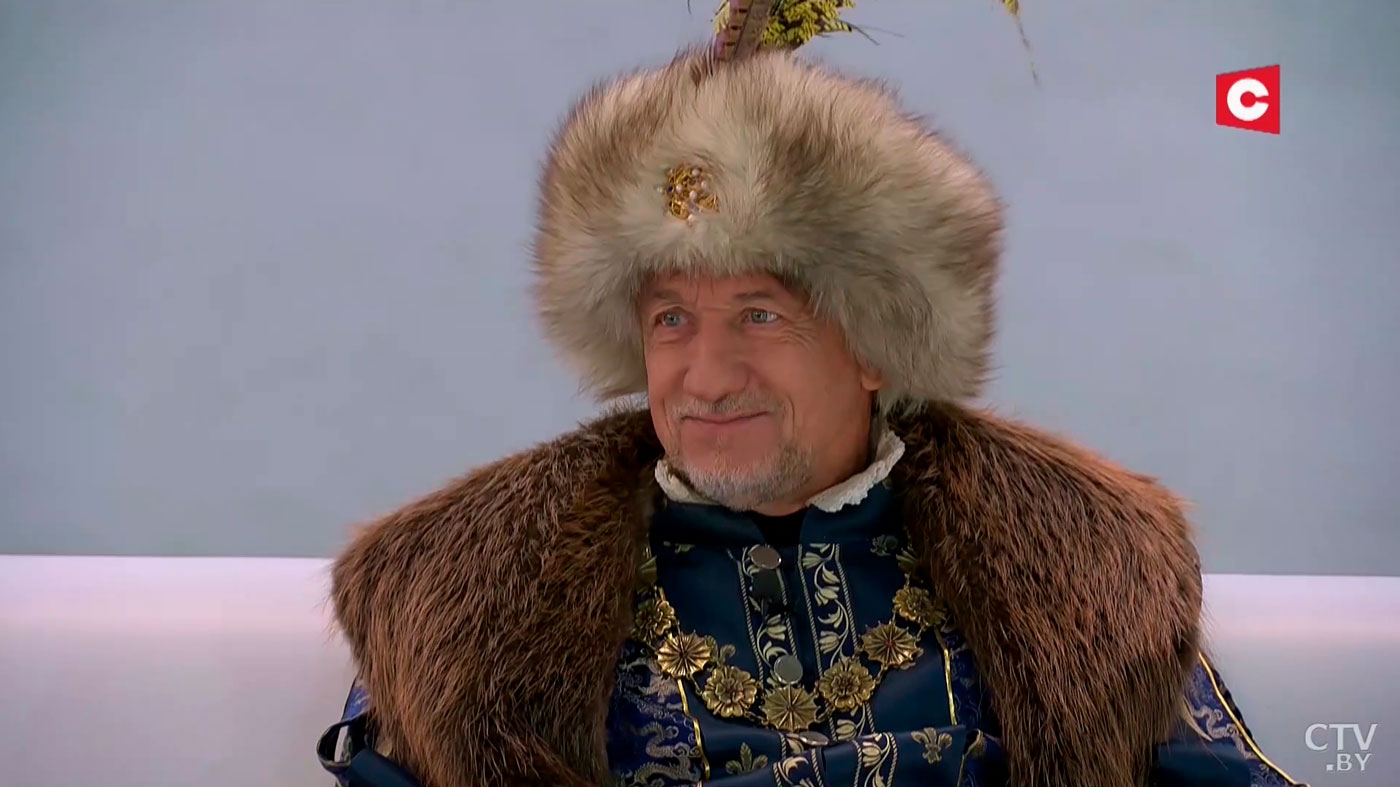 «Можем саблю из ножен извлечь?» Автор фестиваля «Мінск старажытны» пообщался с ведущими СТВ в костюме войта-4