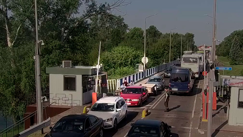 Россиянку с тремя детьми, которые бежали из Швеции, передали представителям генконсульства РФ в Бресте