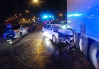 В Минске Audi врезалась в припаркованную фуру с прицепом 