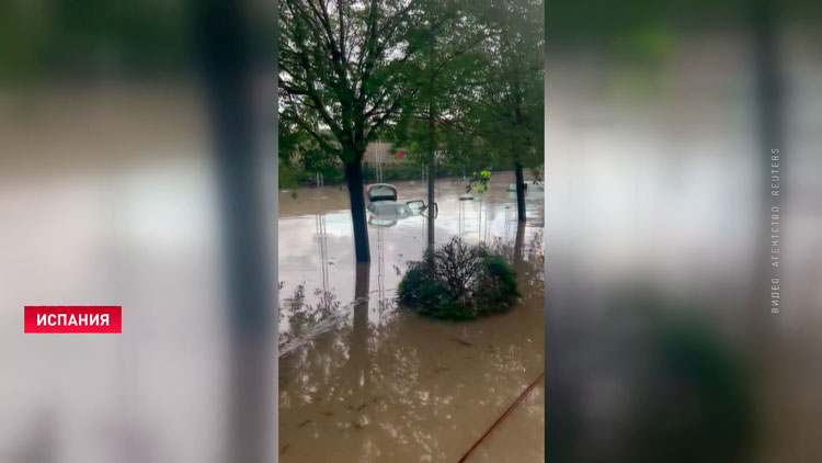 В Испании сильные ливни затопили метро, вода достигает крыш машин-1