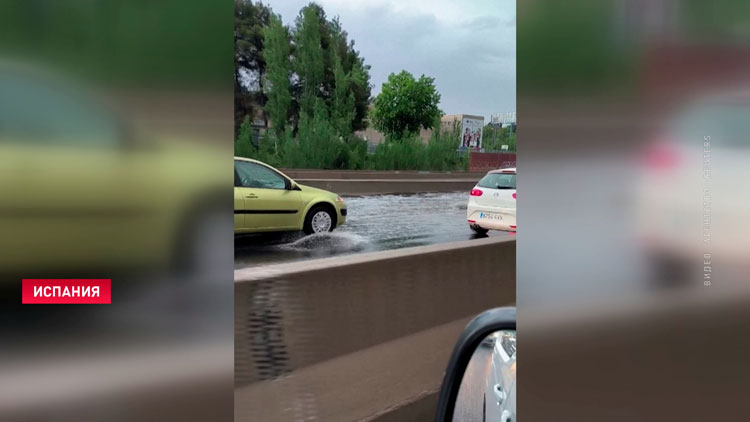 В Испании сильные ливни затопили метро, вода достигает крыш машин-4