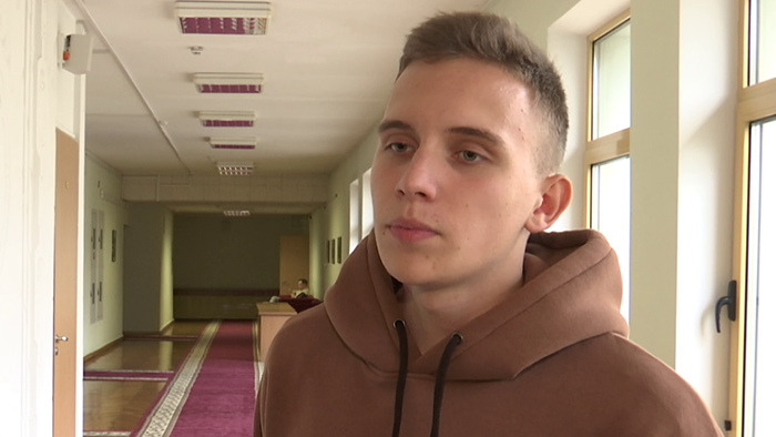 «Дошёл, истекая кровью, до подъезда». История подростка, которого ранило осколком при бомбёжке ДНР