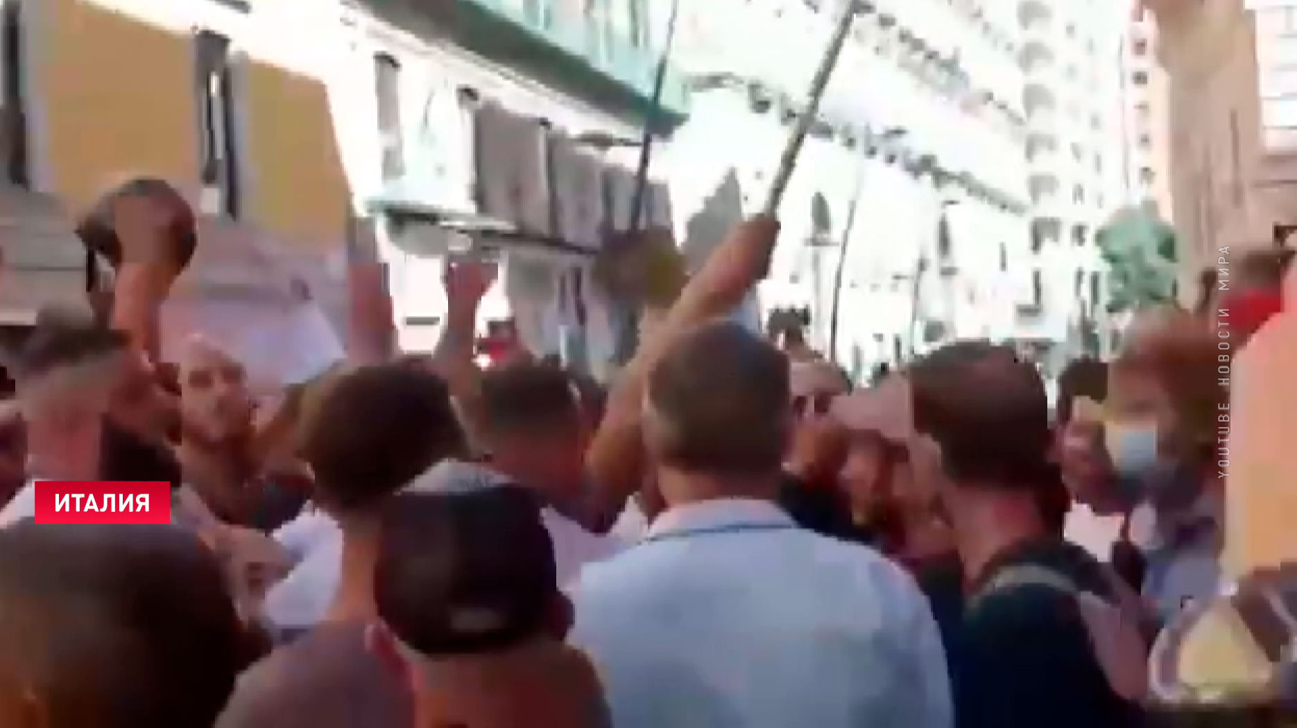 В Неаполе итальянцы сжигают жировки в знак протеста против удорожания электроэнергии-1