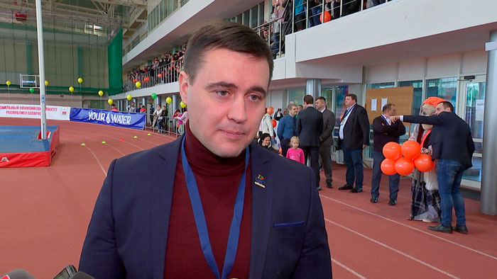 «Каждый может проявить себя». Министр образования побывал на спортивном празднике юных легкоатлетов