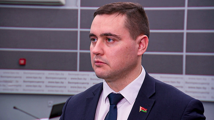 Вместо четырёх экзаменов – два. В Минобре разъяснили новшества вступительной кампании