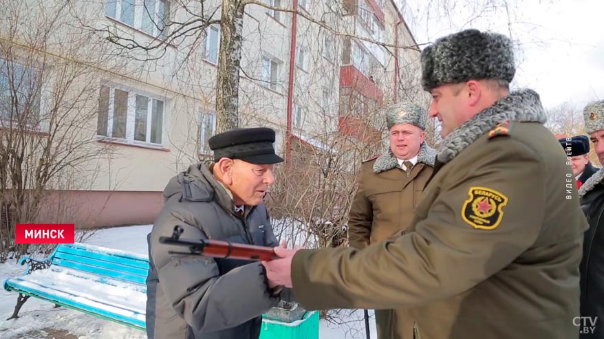 «Чтобы вы жили во благо нашей Родины!» Ветерану ВОВ Ивану Назаренко исполнилось 100 лет-1