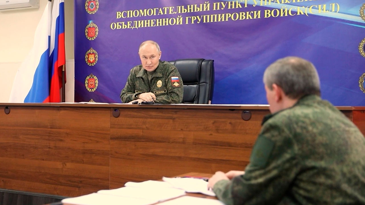 Путин был в пункте управления объединенной группировки в военной форме-0 Путин был в пункте управления объединенной группировки в военной форме-0