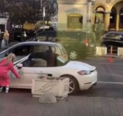 В Украине девушка с топором повредила белый Porsche