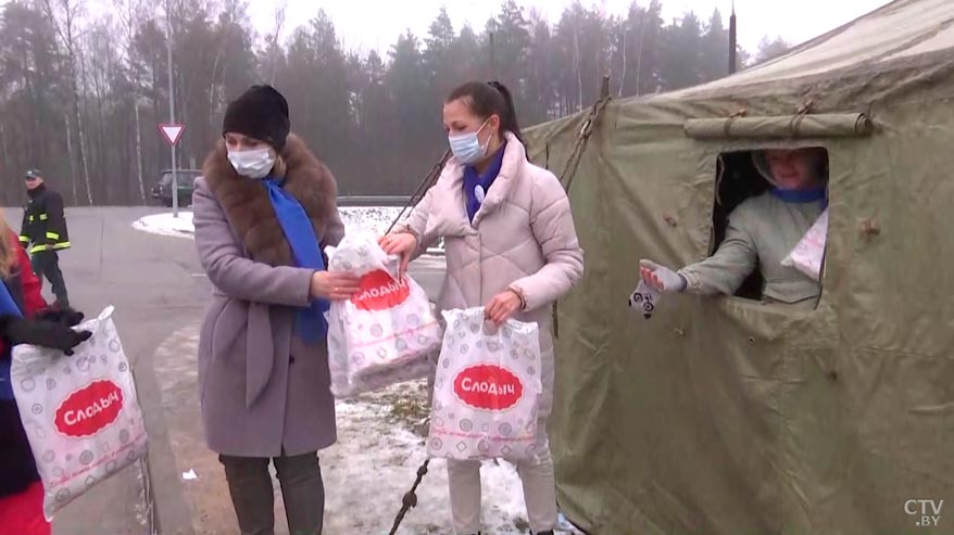 К ним пришёл Дед Мороз, и всем желающим раздали белорусские сладости. Как поздравили беженцев с наступающим Новым годом?-1