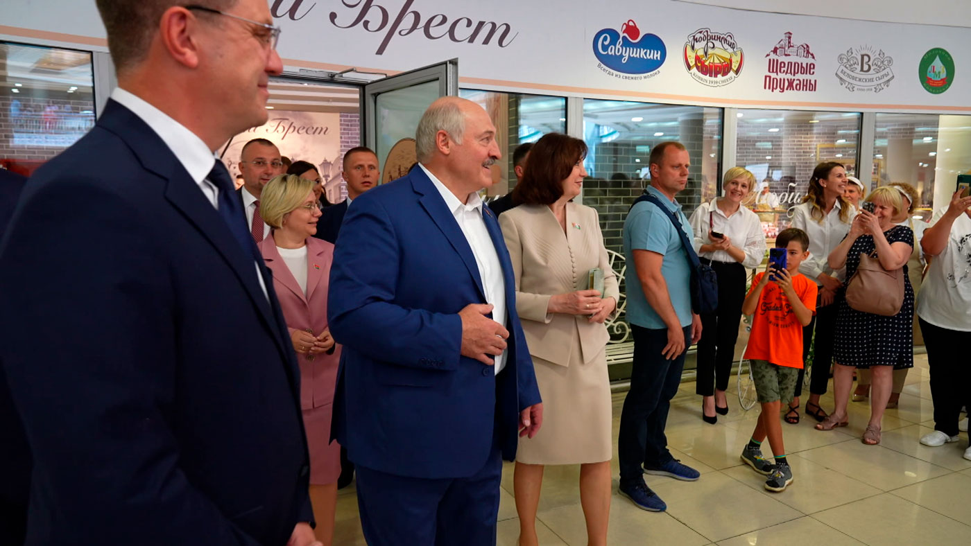«Столица» стала галереей белорусских брендов. Смотрите яркие моменты визита Лукашенко в ТЦ