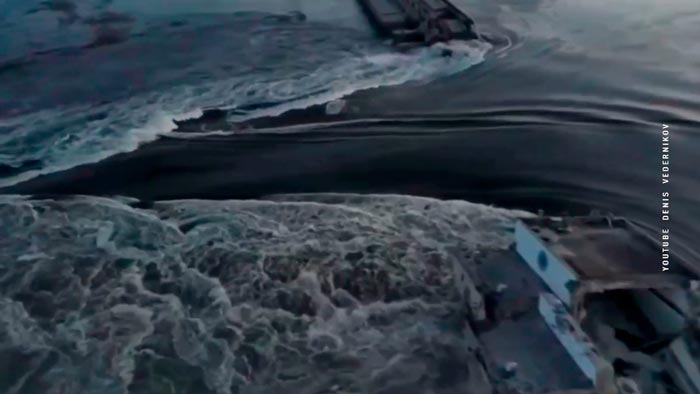 Дрон ВСУ сбросил взрывчатку на спасателей во время эвакуации населения в Новой Каховке