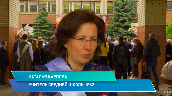 Нарядная одежда, цветы в руках и слёзы на глазах. Как прошёл последний звонок в столичных школах?-10