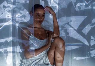 Модель, декоратор и фотограф. Девушка показывает, как делаются красивые фотографии 