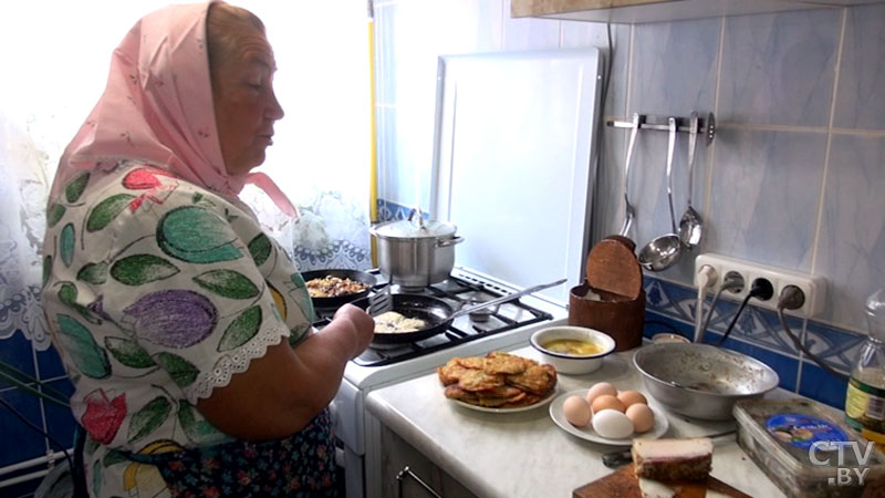 Драники, спаржа с грибами, жареное сало. Как накормить гостей вкусно, показывает бабушка из Мотоля-13