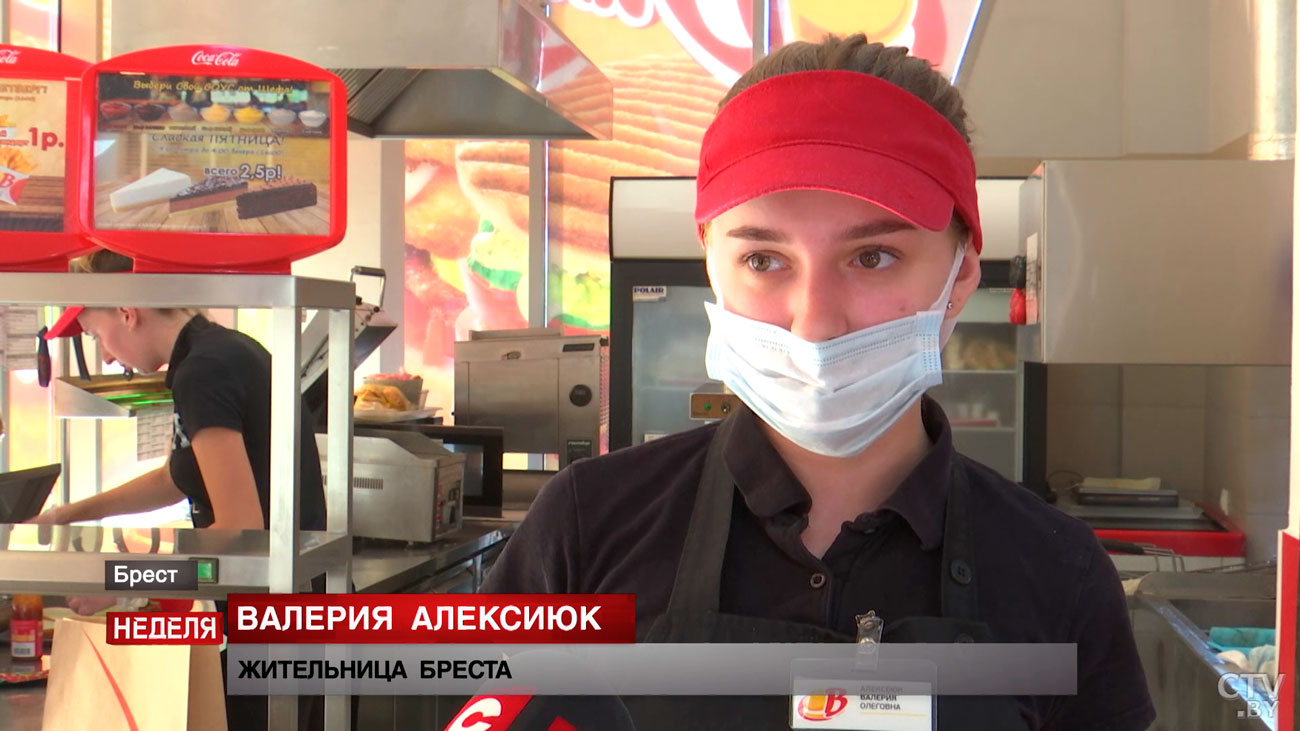«Почувствовала, что сама могу покупать себе что-то». Поговорили с девушкой, которая уже второе лето подрабатывает в кафе-13