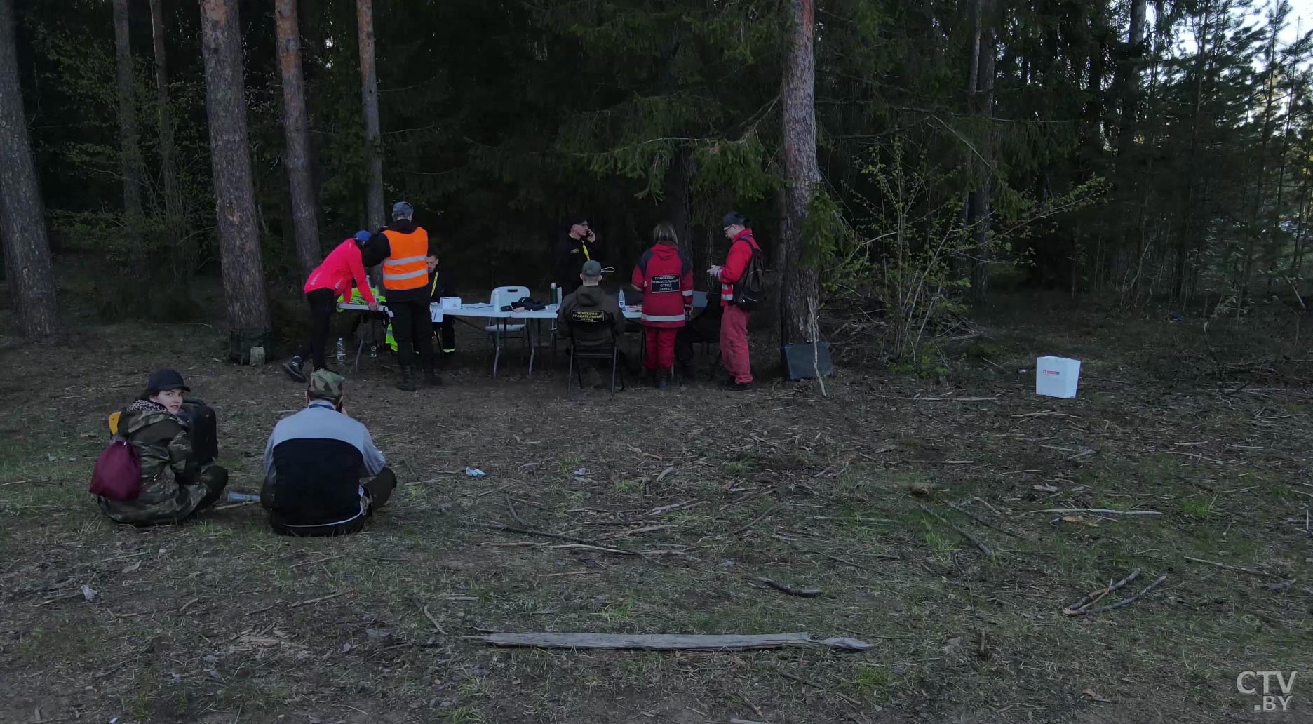 Знакомство со спецоборудованием и практика в лесу. Вот как обучают новичков в поисково-спасательном отряде -13