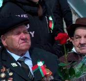 Воссоздали события 1945-го и пронесли огромный белорусский флаг. Как отпраздновали в Беларуси 9 Мая?
