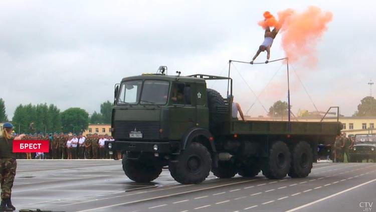 Вальс боевых машин, испытание огнём и бетоном. Вот как отпраздновали День ВДВ в Бресте-1