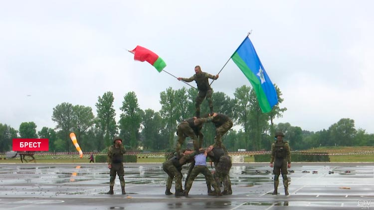 Вальс боевых машин, испытание огнём и бетоном. Вот как отпраздновали День ВДВ в Бресте-19