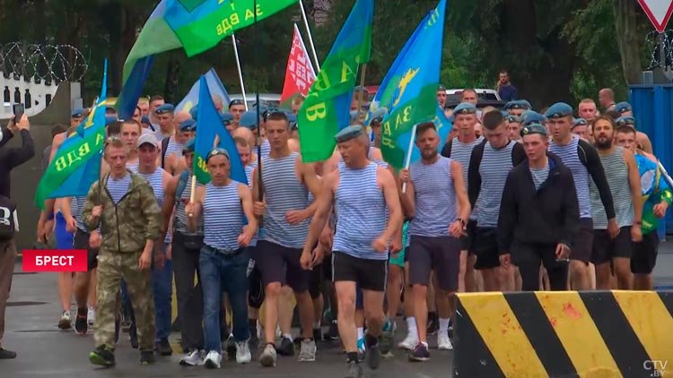 Вальс боевых машин, испытание огнём и бетоном. Вот как отпраздновали День ВДВ в Бресте-25