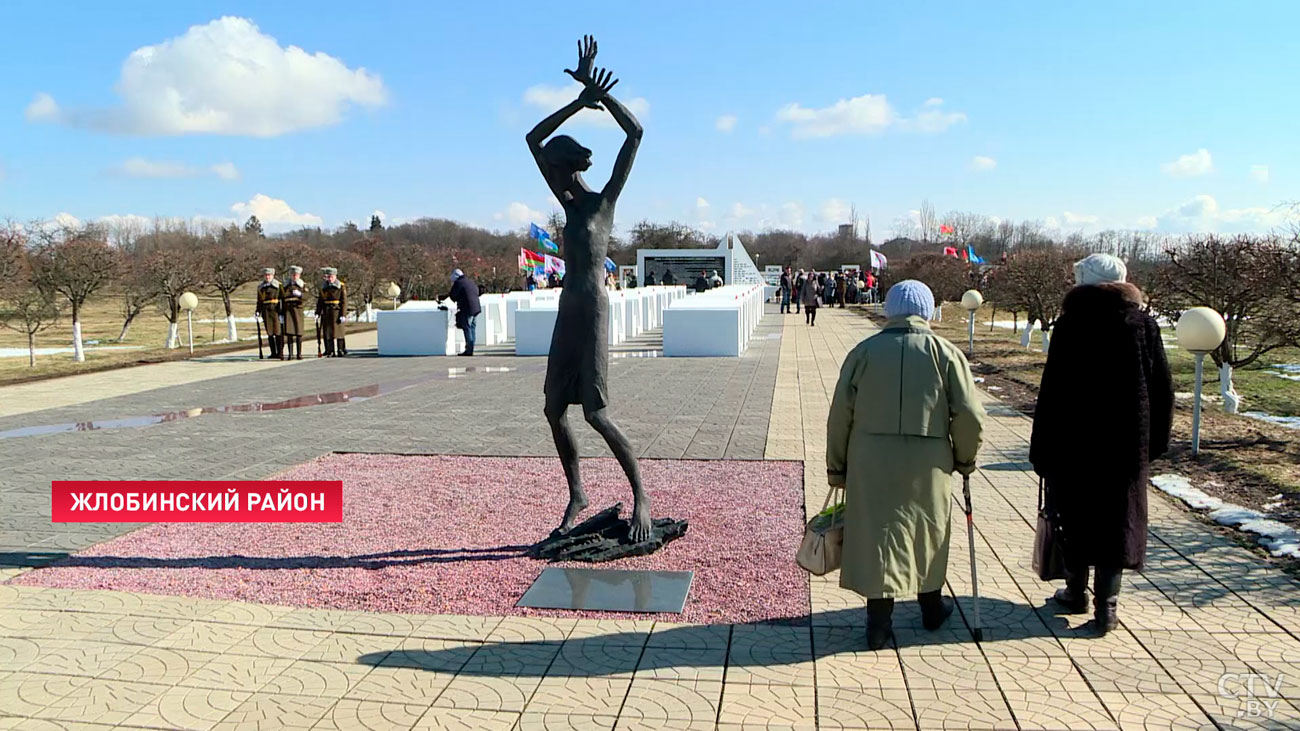 Сдержать слёзы здесь не удаётся даже мужчинам. Показываем, как по всей Беларуси вспоминают судьбу сожжённых деревень-31