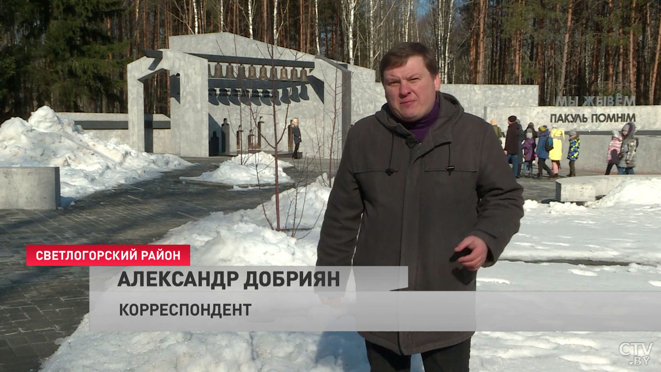 Сдержать слёзы здесь не удаётся даже мужчинам. Показываем, как по всей Беларуси вспоминают судьбу сожжённых деревень-5