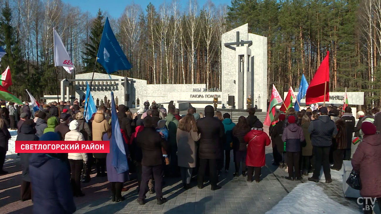 Сдержать слёзы здесь не удаётся даже мужчинам. Показываем, как по всей Беларуси вспоминают судьбу сожжённых деревень-10