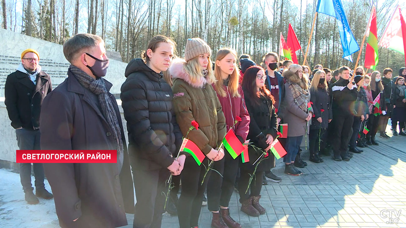 Сдержать слёзы здесь не удаётся даже мужчинам. Показываем, как по всей Беларуси вспоминают судьбу сожжённых деревень-13