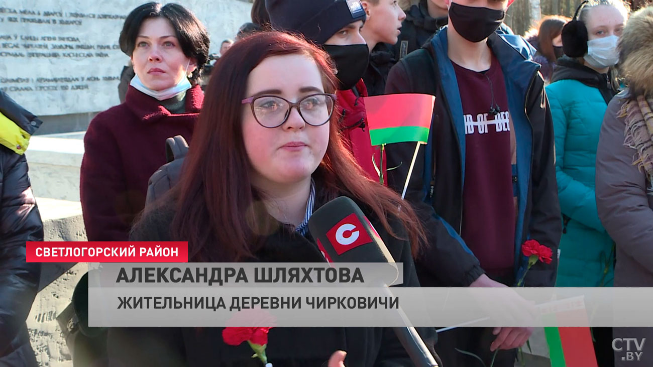Сдержать слёзы здесь не удаётся даже мужчинам. Показываем, как по всей Беларуси вспоминают судьбу сожжённых деревень-11