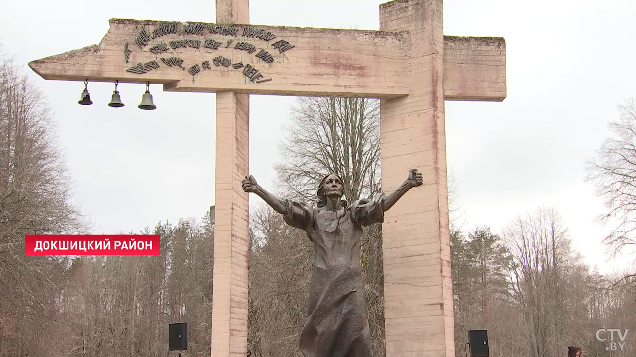 Сдержать слёзы здесь не удаётся даже мужчинам. Показываем, как по всей Беларуси вспоминают судьбу сожжённых деревень-13