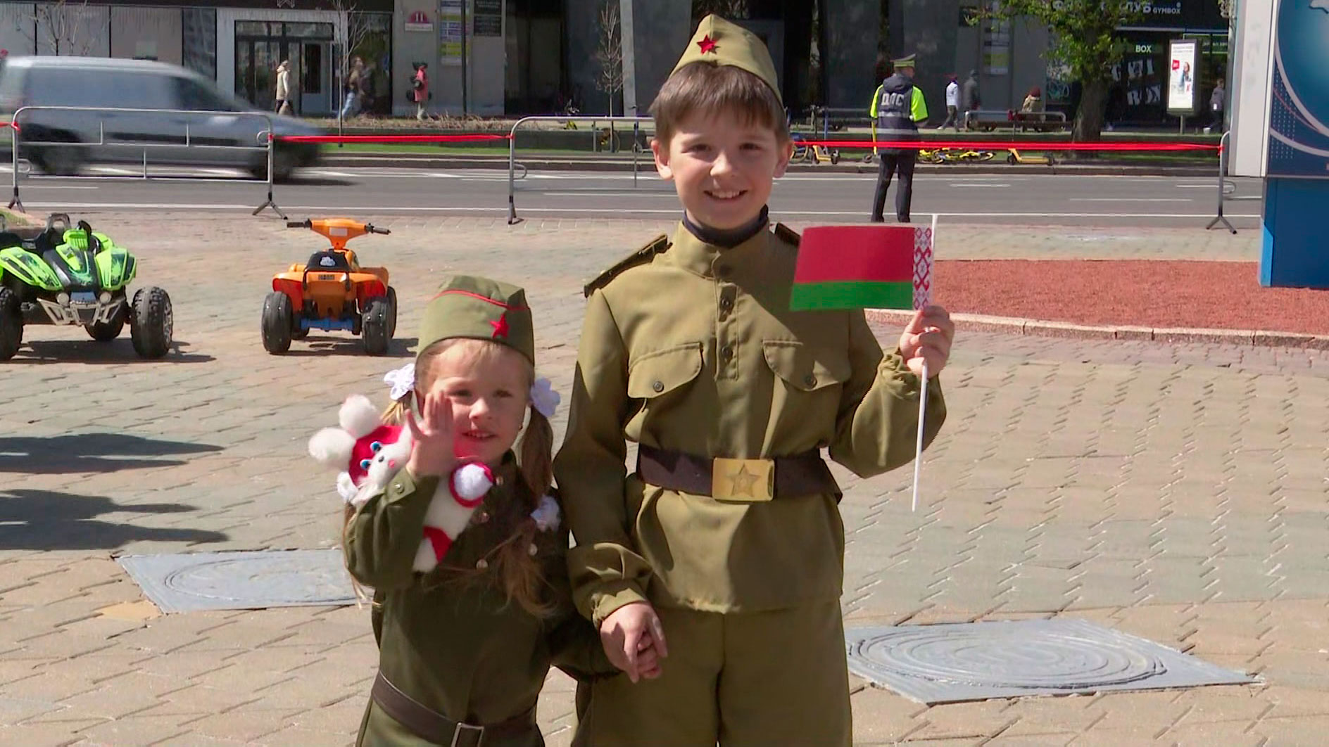 «Здесь всё очень эмоционально». С каким настроением люди отмечают 9 Мая? Репортаж из центра столицы