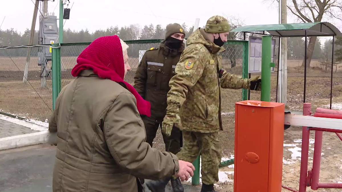 «Куда я дом кину, который обживала?» Почему некоторые украинцы не хотят уезжать и как принимают отчаявшихся белорусы