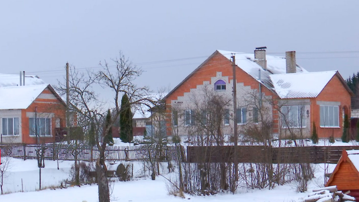 От едкого дыма у жителей агрогородка начались проблемы со здоровьем. Как помогло обращение к Наталье Кочановой?