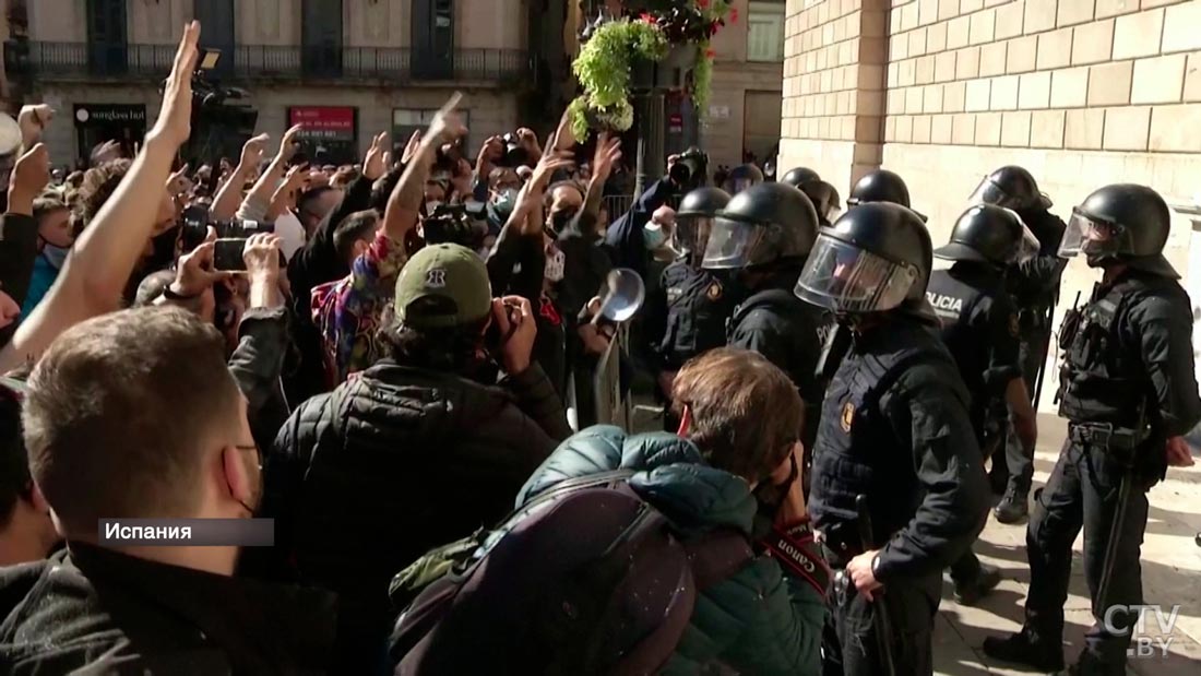 Забросали яйцами здание правительства, подали в суд. Как в Европе протестуют против коронавирусных ограничений?-4