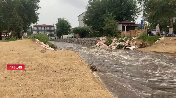 Дороги, террасы и холлы отелей ушли под воду. Как в Греции борются с последствиями ливней?-1