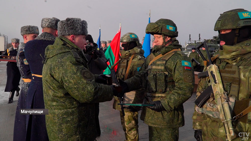 «Очень сильно волновались». Как и с какими эмоциями встречали из Казахстана белорусских миротворцев?-34