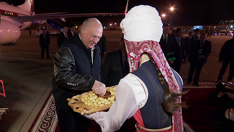 Дипломаты и девушки в национальных костюмах. Показываем, как встречали Лукашенко в аэропорту Бишкека