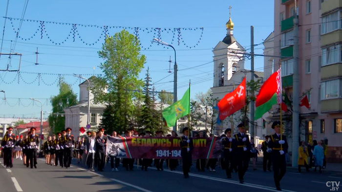 Праздник начался с шествия многотысячной колонны в центре города. Как встречают 9 Мая в Витебске?-4