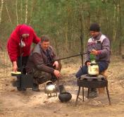 Ночуют в вагончиках и варят борщ на берёзовом соке. Как живёт в лесу семья заготовителей?