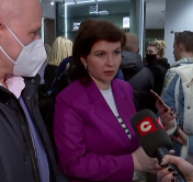 «Чуть ли не во вторую смену у нас докраиваются размеры и надписи». Каков спрос на одежду с цитатами Лукашенко?