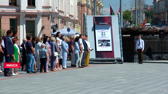 Ежедневно в полдень к монументу приносят цветы. Перевернули новую страницу минского «Календаря «Памяти»-1