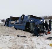 Под Калугой автобус опрокинулся в кювет: погибли семь человек, среди них – дети -4