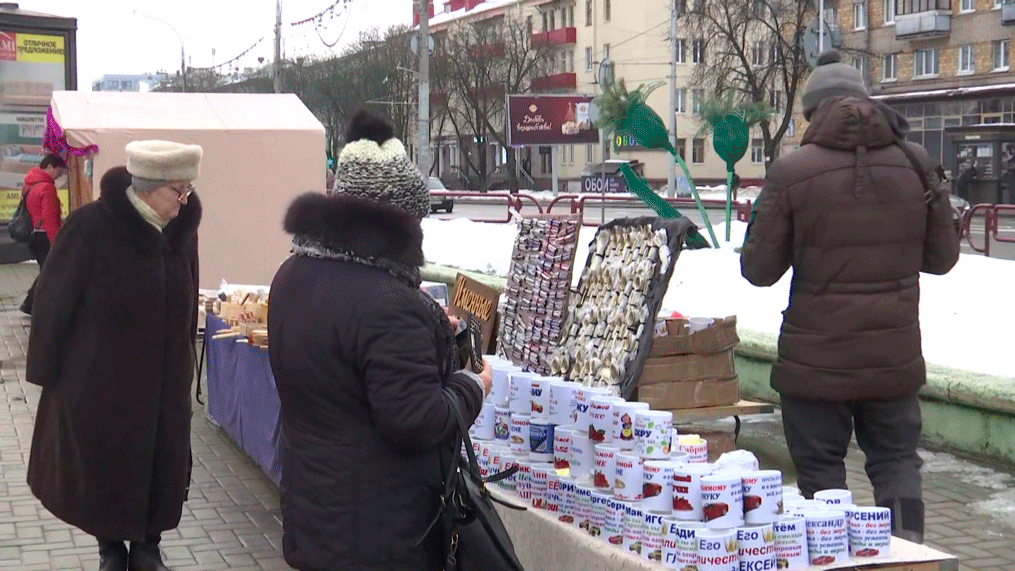 «Всё изумительное». Рождественская ярмарка открылась вблизи Комаровского рынка. Что там можно купить?