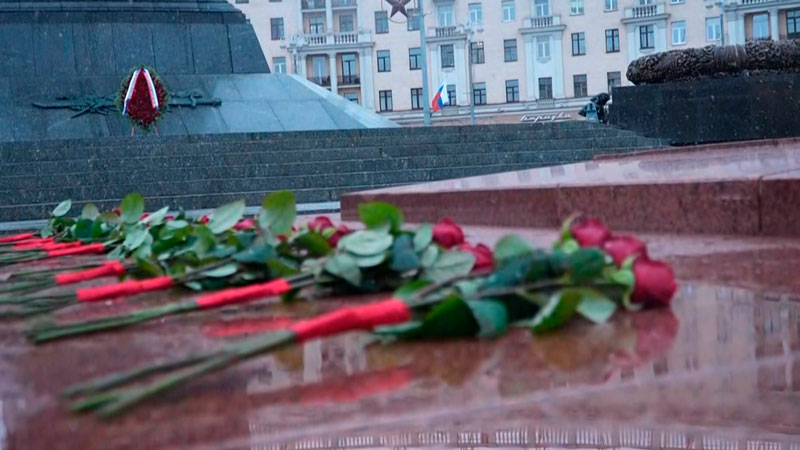 Делегация Камчатского края возложила цветы к монументу Победы в Минске